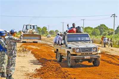 蘇丹民眾向中國(guó)維和部隊(duì)官兵豎起大拇指。楊