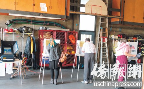 選民在投票站認(rèn)真填寫選票。(美國(guó)《僑報(bào)》/張苗