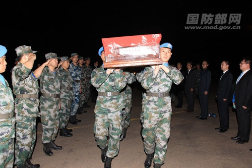 中國維和士兵申亮亮烈士靈柩啟程。楊祖榮