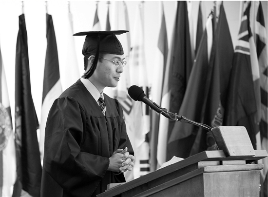 畢業(yè)典禮上作為學(xué)生代表發(fā)言。(圖片由楊子本人提供)