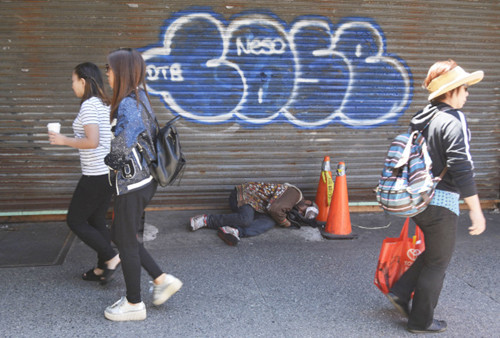 原甌江超市門口淪為游民落腳點。(美國《世界日報》/俞姝含