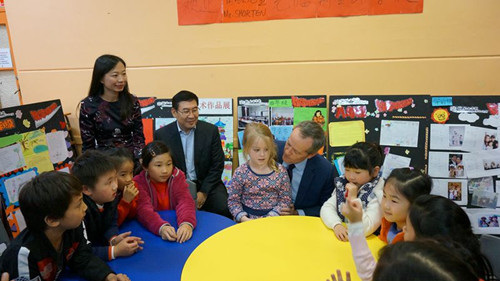 肖頓拉著小女兒走訪墨爾本中文學(xué)校。(澳洲網(wǎng))