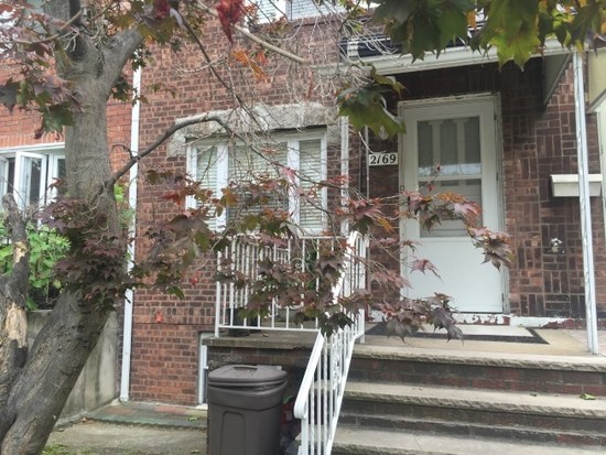 自殺的華裔男子與父母以及兄弟居住在羊頭灣一棟聯(lián)排屋內(nèi)。(美國(guó)《世界日?qǐng)?bào)》/黃伊奕