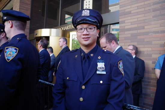 伍西蒙(音譯)所屬的紐約市警67分局獲頒表?yè)P(yáng)狀。(美國(guó)《世界日?qǐng)?bào)》/金春香