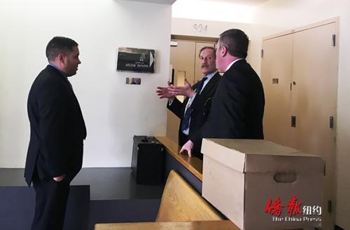 助理檢察官沃肖斯基(中)就馬青青案與109分局兩名警探溝通。(美國(guó)《僑報(bào)》/王伊琳