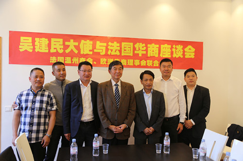 吳建民2015年在巴黎與僑界座談。(法國《歐洲時報》/孔帆