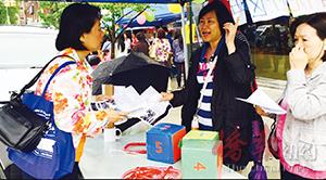 布魯克林Paerdegat圖書館副館長(zhǎng)傅永樂(左)在活動(dòng)上向華人宣傳圖書館的服務(wù)項(xiàng)目。(美國(guó)《僑報(bào)》/崔國(guó)萁