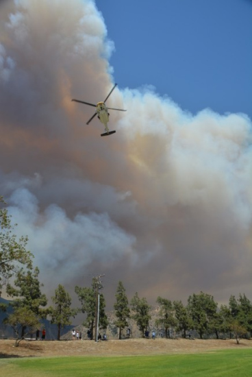 山南邊的高爾夫球場(chǎng)上空濃煙密布,幾乎每過半分鐘就有一架救火的直升機(jī)從頭頂飛過。(美國(guó)《世界日?qǐng)?bào)》/張敏毅