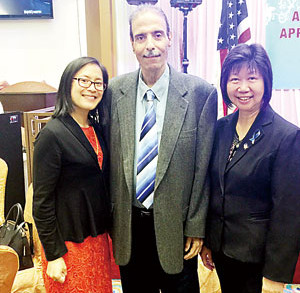 黨代表古查理(中)和唐鳳巧(右)背書(shū)支持法官萬(wàn)泰妮(左)。(美國(guó)《星島日?qǐng)?bào)》)