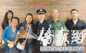 李立強與參加典禮的家人合影(陳辰