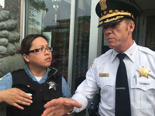 芝加哥第九警分局局長郭兆登(右)日前到華埠說明治安情形。