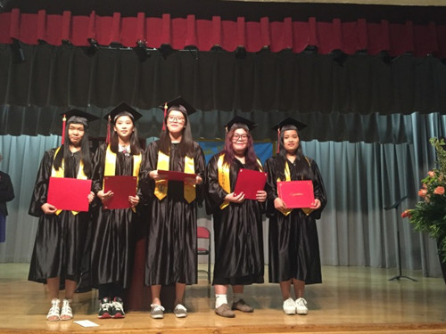 畢業(yè)同學(xué)上臺(tái)領(lǐng)獎(jiǎng)。(美國(guó)《世界日?qǐng)?bào)》/尹英姿