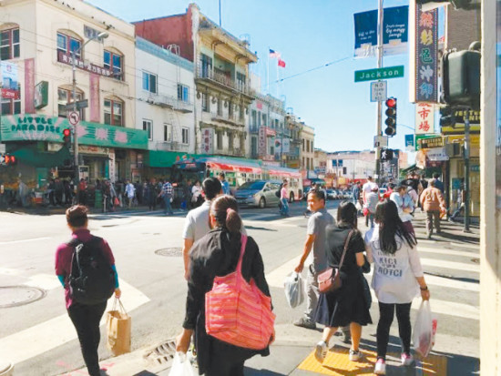 華埠最繁忙的士德頓街與積臣街路口,過去一周頻頻發(fā)生搶金項鏈?zhǔn)录#绹妒澜缛請蟆?李秀蘭
