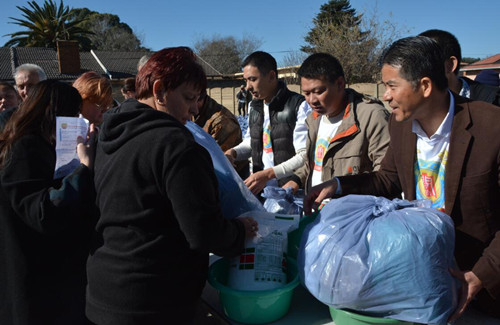 朱佳龍會長為貧困居民發(fā)放捐贈物品