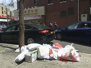 紐約華埠街頭隨處可見(jiàn)堆積的垃圾袋。(美國(guó)《僑報(bào)》/陳辰