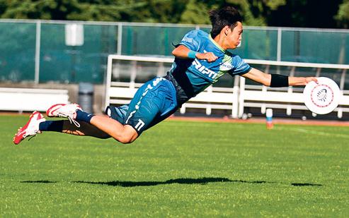 吳德倫的飛身接碟英姿。(加拿大《星島日?qǐng)?bào)》)