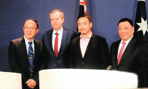 工黨推出兩位華裔候選人韓以文(左一)和周碩(右二)