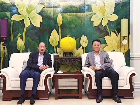 圖為中國駐菲大使趙鑒華在馬加智大使官邸接見中國慈善家黃如論。