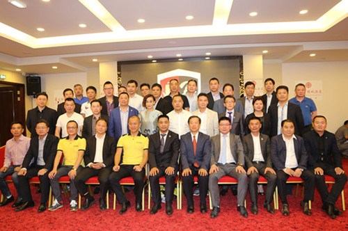 會(huì)長(zhǎng)團(tuán)與嘉賓合影。(法國(guó)《歐洲時(shí)報(bào)》/孔帆