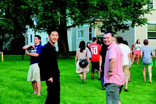 王少蒙(左二)和同學(xué)們?cè)谝黄稹?/