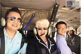 康佳琛(圖左)與國(guó)會(huì)議員納波利塔諾(Grace