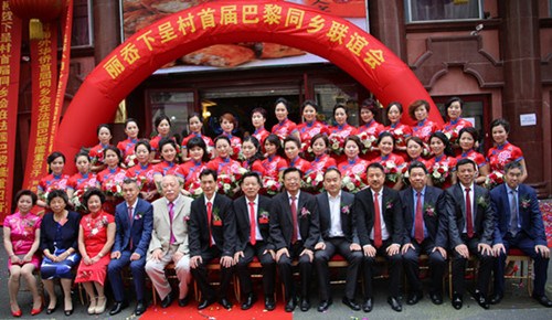 出席嘉賓與女僑胞合影。(法國(guó)《歐洲時(shí)報(bào)》/黃冠杰