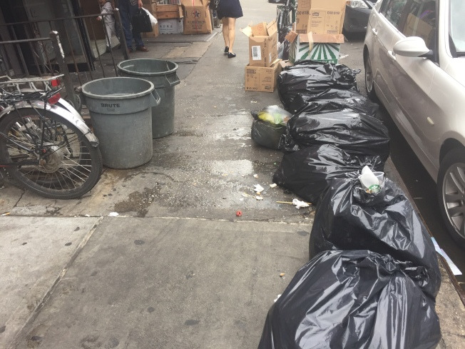 被污水油漬布滿的華埠東百老匯人行道。(美國《世界日?qǐng)?bào)》/尹英姿