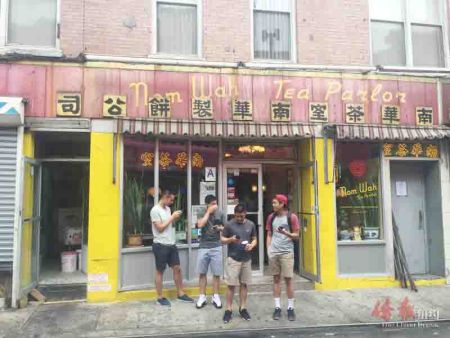 紐約華埠地標(biāo)性建筑前聚集的游戲玩家。(美國(guó)《僑報(bào)》/陳辰