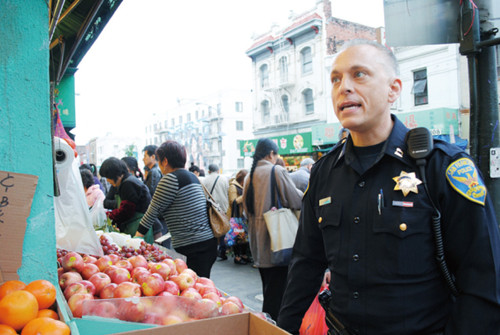 舊金山中央分局長(zhǎng)拉薩呼吁華埠商家及公寓大樓安裝安全錄像機(jī)。(美國《世界日?qǐng)?bào)》/李秀蘭