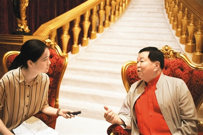 圖為本報記者采訪嚴(yán)彬(右)。