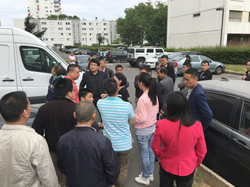 曹華欽會(huì)長(zhǎng)、張令帥秘書等在事發(fā)地點(diǎn)做調(diào)查。(法國(guó)《歐洲時(shí)報(bào)》/孔帆