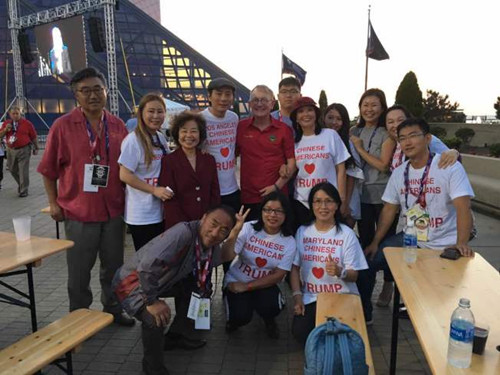 南加州共和黨華裔代表張曼君(后左三)與助選團合影。(美國《世界日報》)