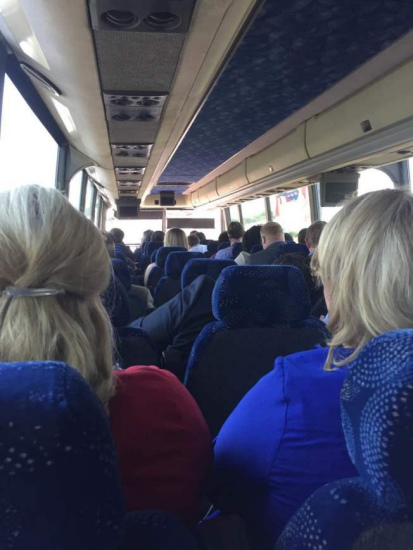 大巴被抗議者截停,乘客十分緊張。(美國《世界日?qǐng)?bào)》/李雪