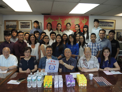 奧迪茲(前排左三)承諾將繼續(xù)幫華裔年輕人創(chuàng)業(yè)。(美國《世界日報》/高夢梓