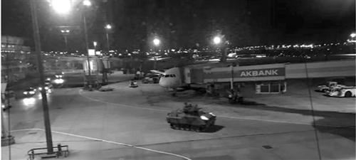 坦克開(kāi)進(jìn)機(jī)場(chǎng)