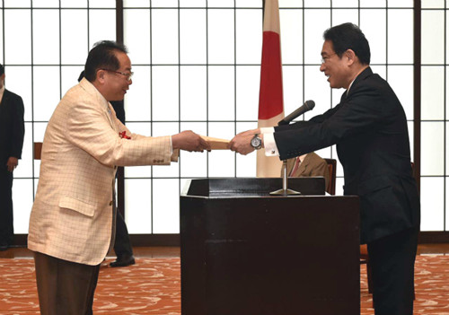 岸田文雄外務(wù)大臣為劉洪友頒獎。(日本《中文導(dǎo)報(bào)》)