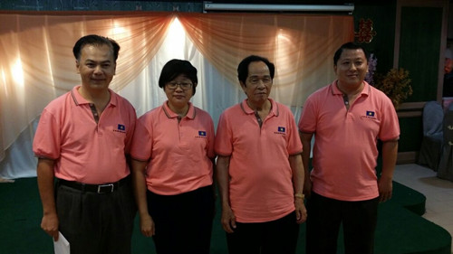 黃立峰(左一)和沈國(guó)偉(右一)與周美芬(左二起)及林錦勝合照。(馬來(lái)西亞《星洲日?qǐng)?bào)》)