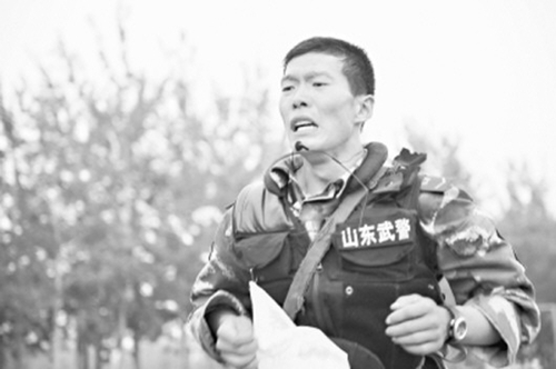 訓(xùn)練中,張楠經(jīng)常偷偷自我加碼,并鼓勵(lì)隊(duì)員嚴(yán)格訓(xùn)練。(資料片)