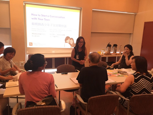 陳婉珊教民眾如何與青少年展開對話。(美國《世界日報(bào)》/高夢梓
