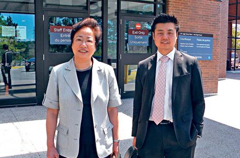 潘鈺儀(左)與樸約翰(右)27日午步離法院。(加拿大《星島日報》)