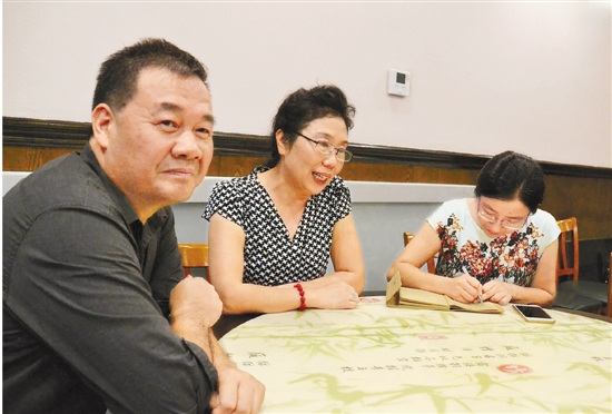 記者(右一)在采訪佛羅里達州華僑。