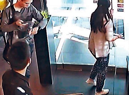 6月12日傍晚李迎春(右)與一男性友人(左)出外就餐后音訊全無(wú)。(加拿大《星島日?qǐng)?bào)》)