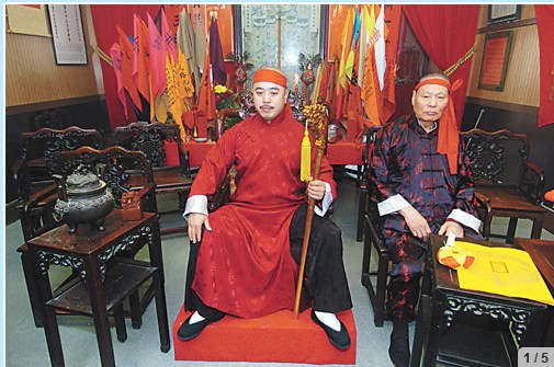 周國祥2006年8月正式出任洪門龍頭,在儀式上和美東洪門監(jiān)督伍璇卓(右)合照。(美國《星島日報》資料圖)