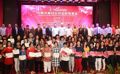 納吉布(后排左十一)與嘉賓及所有受惠的華裔婦女合影。(馬來西亞《星洲日報》)