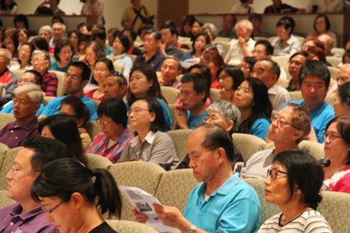 阿茲海默癥論壇吸引超過(guò)400人到場(chǎng)聽(tīng)講。(美國(guó)《世界日?qǐng)?bào)》/李榮