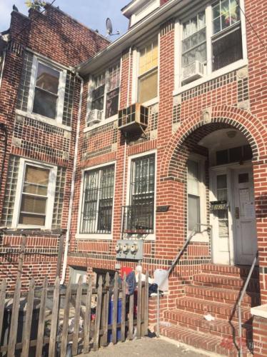 位于布魯克林灣脊區(qū)7大道6705號的這棟兩家庭房屋被華人非法改建為五家庭。(美國《僑報》/崔國萁