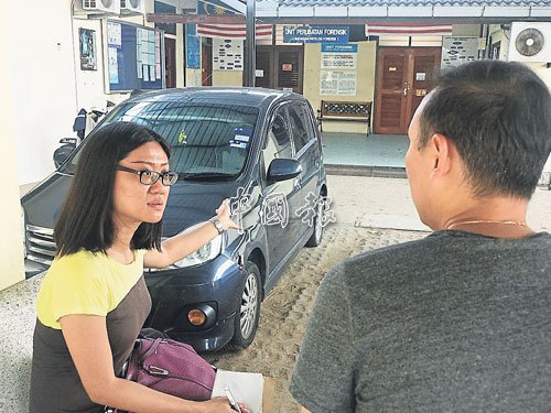 王錦偉(右)向記者講述哥哥遺愛人間的心愿。(馬來(lái)西亞《中國(guó)報(bào)》)