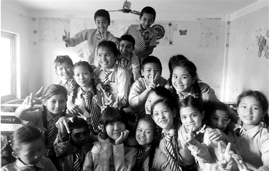 單憶佳和學生合影