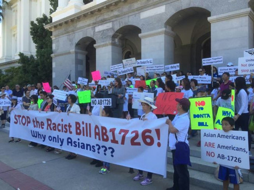 華人在加州州府沙加緬度的州議會大廈門前集會抗議。(美國《世界日報》)