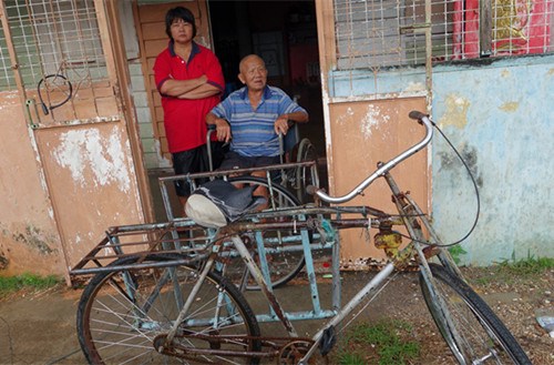 黃進(jìn)火因腳跛了再也無法外出,他很懷念門前的撿紙皮老戰(zhàn)車。(馬來西亞《星洲日報(bào)》)